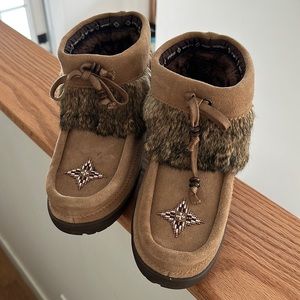 Manitobah Mukluks moccasins (M9/W11)